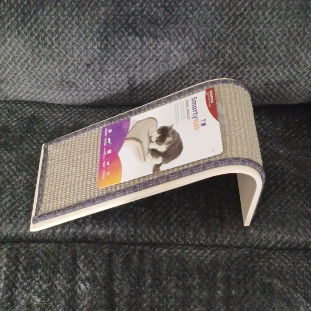 New SmartyKat Sisal Angle Ramp Cat Scratcher With Catnip